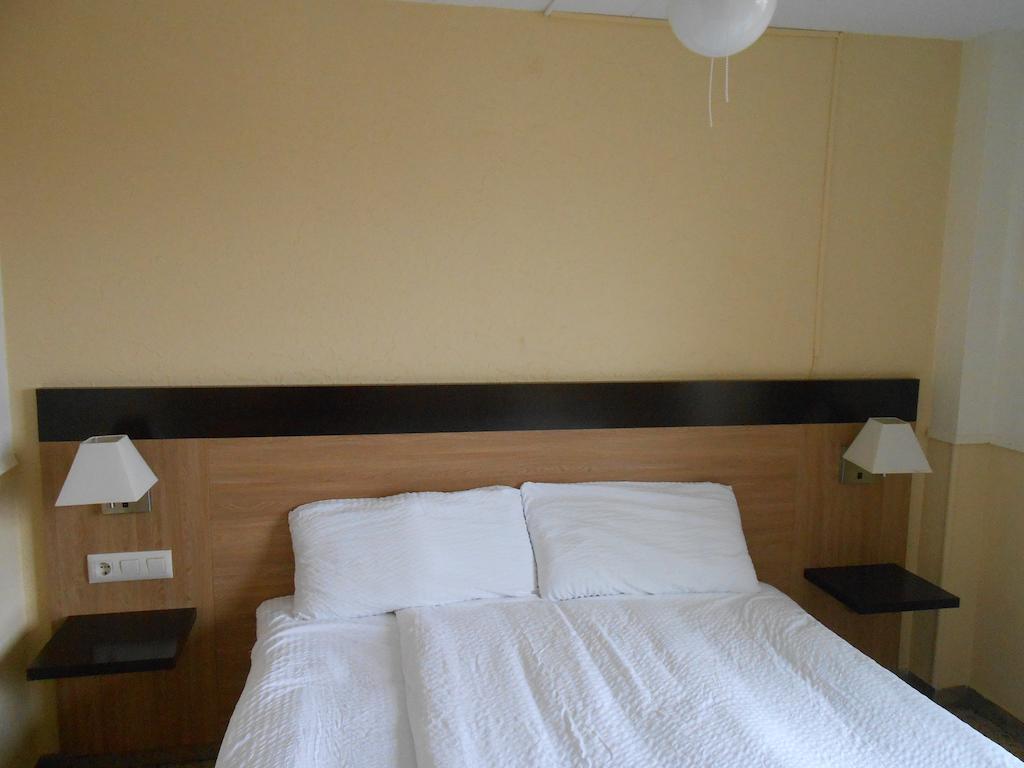 Hotel Marbella Roses Exterior photo